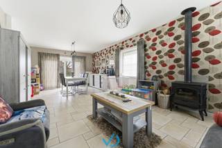 In het Schuttershof, een uiterst rustige en aangename wijk in Boezinge, vindt u deze instapklare alleenstaande woning. Dankzij de gunstige ligging bereikt u in enkele minuten het centrum van Boezinge en bent u bovendien snel onderweg naar Ieper of richting de kust voor een ontspannen weekend.<br /><br />Bij het binnenkomen via de inkomhal met apart gastentoilet komt u in de lichtrijke leefruimte. De vele raampartijen zorgen voor een aangename lichtinval en de houtkachel brengt extra sfeer en gezelligheid. Aansluitend bevindt zich de open, volledig uitgeruste leefkeuken, waar u geniet van een mooi zicht op de tuin. Via het schuifraam in de leefruimte heeft u bovendien een vlotte toegang tot het terras en de tuin. Naast de keuken bevindt zich de garage met praktische berging, en ook onder de trap is er extra opbergruimte voorzien.<br /><br />Op de eerste verdieping bevinden zich drie ruime slaapkamers. Daarnaast is er een badkamer met dubbele lavabo en inloopdouche, een apart toilet en een extra berging. Buiten geniet u van een ruime, volledig omheinde tuin met achteraan een tuinhuis. Dankzij de twee zijpoortjes is de tuin bovendien ideaal voor gezinnen met kinderen of huisdieren.<br /><br />Deze woning beschikt over tal van comfort- en energietroeven: Centrale verwarming op gas, een nieuw dak, spouwmuurisolatie, zonnepanelen met thuisbatterij, waterverzachter, conforme elektriciteit, een regenwaterput van 5.000 liter, overal zonnewering, asbestvrij attest en een gunstig EPC. Kortom, een perfect onderhouden en energiezuinige woning waar kosten noch moeite werden gespaard.<br /><br />Op zoek naar een instapklare woning in een rustige buurt in Boezinge? Neem vandaag nog contact op met ons en plan uw bezoek. Deze woning is absoluut een bezoek waard!