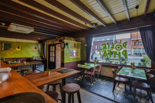 Handelshuis, ingericht als horecazaak te koop in het dorpscentrum!Pal in het centrum van Stabroek bevindt zich dit handelshuis met terras vooraan en...