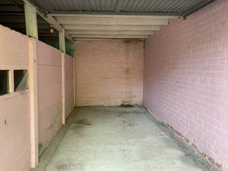 Deze garage met handmatige kantelpoort is gelegen in de Felix D'Hoopstraat 166 te Tielt maar te bereiken via de Stoopsmolenweg.<br /><br />Er is aanwezigheid van elektriciteit.<br /><br />De garage is vrij vanaf 1/10/2026.<br /><br />Huurprijs: € 65/maand.
