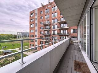 Dit aangename en ruime appartement is ideaal gelegen in de Gasmeterlaan in Gent en biedt alle comfort voor wie op zoek is naar een gezellige thuis. Het appartement beschikt over twee slaapkamers, een lichtrijke leefruimte en een open keuken.Vanop het ruime terras geniet je van een prachtig uitzicht op het omliggende groen – een ideale plek om te ontspannen na een drukke dag. Dankzij de grote ramen baadt het appartement in natuurlijk licht.Indeling: inkomhal - open keuken - grote woonkamer - slaapkamer 1 - slaapkamer 2 - badkamer - toilet - berging - terrasDe gemeenschappelijke kosten in de vorm van een provisie bedragen 80 euro per maand en dienen voor het onderhoud van de gemeenschappelijke delen. Onmiddellijk beschikbaar.