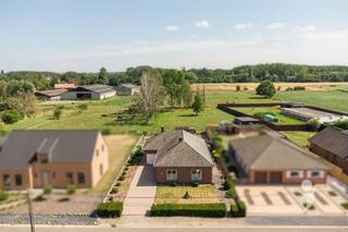 <p><span>Bent u op zoek naar een woning die u volledig naar eigen smaak kunt renoveren? Dan is deze alleenstaande woning op een zuidgericht perceel van 750 m² een unieke kans. </span></p><p><span>Gelegen in een rustige straat in Herent geniet u hier van een groene woonomgeving met een prachtig uitzicht over de achterliggende weilanden.</span></p><p><span>De woning beschikt over een praktische indeling met een lichtrijke leefruimte, aansluitende keuken, drie slaapkamers, een badkamer, een apart gastentoilet, een berging en een inpandige garage. Daarnaast beschikt de woning over een zolderruimte met veel potentieel die mits de nodige aanpassingen mogelijkheden biedt voor bijkomende invulling.</span></p><p><span>Dankzij de functionele opbouw, de vrijstaande ligging en het ruime perceel vormt deze woning de ideale basis voor een geslaagde renovatie en het creëren van een eigentijdse gezinswoning.</span></p><p><span>De zuidgerichte tuin is zonder twijfel een van de grootste troeven. Hier geniet u de hele dag van de zon, alle rust en een vrij uitzicht op het omliggende landschap.</span></p><p><span>Ook de ligging is een absolute meerwaarde. U woont in een rustige omgeving terwijl de Mechelsesteenweg zich op korte afstand bevindt. Leuven, winkels, scholen, openbaar vervoer en de belangrijkste invalswegen zijn daardoor vlot bereikbaar.</span></p><p><span>Interesse in deze te renoveren woning? Contacteer ons via 016 15 31 15 of info@immolivit.be.</span><span> </span></p><p><span> </span></p><p><span> </span></p>