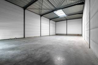 - Nieuwbouw-KMO-unit (btw aftrekbaar)<br />- Ideale ligging in Dadizele: Industrielaan 7, unit 2<br />- Oppervlakte: 236 m² - 6,2 m vrije hoogte - 11 m breed<br />- Staalstructuur met betonpanelen en geïsoleerde brandwanden als scheiding tussen de units<br />- Stalen dakplaten met PVC-bedekking en noodspuwers, met lichtstraat<br />- Elektrische sectionaalpoort van 4 m op 4,2 m<br />- Ramen en deuren in aluminium<br />- 2 parkeerplaatsen inbegrepen<br />- Aansluitingskosten nutsvoorzieningen inbegrepen<br />- Richtprijs: € 324.300