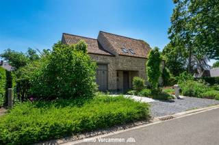 <p><span>In een rustige, doodlopende straat in het centrum van Rijmenam bevindt zich deze recente en perfect instapklare woning (bouwjaar 2019), afgewerkt met kwaliteitsvolle materialen en voorzien van alle hedendaags comfort.</span></p><p><span>Via de ruime inkomhal met gastentoilet betreedt u de lichtrijke leefruimte met open keuken. Dankzij de grote raampartijen geniet de woning van een aangename connectie met de prachtig aangelegde tuin en de verschillende terrassen. Aansluitend aan de leefruimte bevindt zich nog een praktische bureauruimte. De gelijkvloerse verdieping biedt bovendien een slaapkamer met ingebouwde kast, een stijlvolle badkamer uitgerust met ligbad en inloopdouche, én een inpandige garage.</span></p><p><span>Op de verdieping bevinden zich nog twee volwaardige slaapkamers en een ruime nachthal die perfect kan dienen als extra bureauruimte, speelhoek of eventueel kan ingericht worden als bijkomende kamer. Via een schuiftrap bereikt u nog de praktische zolderruimte.</span></p><p><span>Buiten is het heerlijk genieten in de fraai aangelegde tuin met meerdere terrassen, waaronder een gezellig overdekt terras. Extra bergruimte vindt u in de ruime tuinberging.</span></p><p><span>De woning geniet van een centrale, residentiële ligging met winkels, scholen en verbindingswegen in de onmiddellijke omgeving. Bovendien beschikt de woning over een uitstekende energiescore met EPC-label A.</span></p>