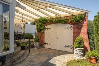<p>Op een rustige en aangename locatie in Kessel bevindt zich deze ruime halfopen bebouwing op een mooi perceel van 600 m². De woning combineert een praktische indeling met een aangename buitenruimte en beschikt bovendien over een overdekt zwembad van maar liefst 9 x 4 meter.<br /><br />Via de inkomhal betreedt u de woning. De leefruimte biedt een aangename plaats om te wonen en sluit aan op de vernieuwde keuken uit 2008. Aansluitend bevindt zich de veranda, die zorgt voor een aangename verbinding met de tuin. Vanuit de woning heeft u toegang tot het overdekte terras, waar u in alle weersomstandigheden heerlijk van de buitenomgeving kunt genieten. Verder beschikt het gelijkvloers over een afzonderlijk toilet.<br /><br />Op de eerste verdieping bevinden zich drie slaapkamers en een badkamer met ligbad en lavabo. Eén van de slaapkamers kan ook perfect ingericht worden als bureau, hobbyruimte of dressing, afhankelijk van uw behoeften. <br /><br />Deze woning heeft ook nog een zolderverdieping te betreden via schuiftrap<br /><br />De woning beschikt tevens over een garage, waarin de technieken van het zwembad zijn ondergebracht. Aan de voorzijde is er een oprit met een karaktervolle smeedijzeren poort.<br /><br />De kelderverdieping biedt bijkomende praktische ruimte. Hier bevinden zich de aansluitingen voor wasmachine en droogkast, evenals de nutsvoorzieningen en meters voor water, gas en elektriciteit. Onder de volledige woning is bovendien een kruipkelder aanwezig.<br /><br />Een absolute troef van deze woning is de ruime tuin. Hier bevindt zich een overdekt zwembad van 9 x 4 meter, ideaal voor ontspanning en genieten met familie en vrienden. Het zwembad beschikt over een nieuwe warmtepomp van 2024. Ook de overkapping van het zwembad werd recent aangepakt en vernieuwd in 2025.<br /><br />Daarnaast beschikt de woning over een regenwaterput van 6.000 liter, wat een mooie meerwaarde vormt voor het duurzaam gebruik van regenwater.<br /><br />Ontdek deze woning nu al via de interactieve grondplannen met foto’s.<br />Surf naar www.wijns.be en klik op “virtueel bezoek”.<br /><br />Voor meer informatie of een bezoek: 0473 110010<br />✉️ Luc@wijns.be</p>