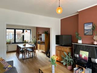 Instapklare woning met 3 slaapkamers, parkeerplaats en zonnige stadstuin nabij centrum Aalst!<br /><br />Bij het betreden van de woning komt u in de inkomhal met toegang tot de kelder. <br />Aansluitend bevindt zich de ruime en lichtrijke leefruimte met verbinding naar de keuken. <br />Achter de keuken is er een praktische berging met aansluiting voor een wasmachine.<br /><br />Op de eerste verdieping bevinden zich twee ruime slaapkamers en een badkamer uitgerust met lavabomeubel, douche en toilet.<br />De tweede verdieping met vaste trap herbergt een ruime zolderverdieping die werd ingericht als derde slaapkamer of master bedroom.<br /><br />Voor de woning is een parkeerplaats beschikbaar. Achteraan geniet u van een zonnige stadstuin met terras, ideaal om in alle rust te ontspannen.<br />De woning beschikt over dubbele beglazing en centrale verwarming op aardgas. Dankzij het gunstige EPC-label C is er geen renovatieverplichting. Bovendien is de elektriciteit conform en zijn er zonnepanelen aanwezig.<br /><br />Benieuwd naar deze woning? Neem alvast een kijkje via de virtuele rondleiding!<br /><br />Op zoek naar een instapklare woning met tuin en parkeerplaats nabij het centrum van Aalst?<br />Contacteer ons voor meer informatie of een bezoek via steffen@immotijl.be of 053 42 46 99.