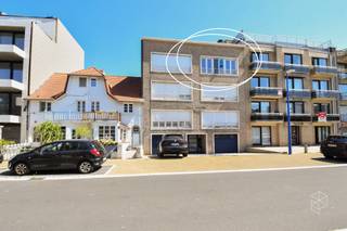 Dit verzorgde appartement biedt een praktische indeling, aangename lichtinval en een uitstekende ligging in een toeristische zone met vrij zicht. Een ideale uitvalsbasis voor wie rustig wil wonen of verblijven, met de zee, duinen, winkels en het openbaar vervoer binnen handbereik.<br />Het appartement beschikt over een gezellige en lichtrijke leefruimte met aansluitend een functionele keuken met voldoende opbergruimte. Verder zijn er twee slaapkamers, een badkamer met douche en wastafel en een praktische berging. Ook een kelder zorgt voor bijkomende opslagmogelijkheden.<br />Een extra troef is de mogelijkheid tot aankoop van een staanplaats in de residentie, wat het wooncomfort aanzienlijk verhoogt.<br /><br /><strong>Troeven:</strong><br />- Verzorgd en instapklaar appartement<br />- Twee slaapkamers<br />- Open zicht<br />- Praktische berging én kelder<br />- Optie tot aankoop van een staanplaats<br />- Gelegen in een toeristische zone<br />- Topligging nabij zee, duinen en openbaar vervoer<br /><br />RICHTRIJS - 259.000 EUR - De vermelde prijs is een richtprijs: ieder bod wordt voorgelegd aan de eigenaars, die al dan niet kunnen ingaan op het voorstel.<br /><br />Contacteer PERSPECTIEF VASTGOED – 7 op 7 bereikbaar – voor meer informatie of een bezoek.<br />Bel 050/550.750 of mail naar info@perspectiefvastgoed.be!