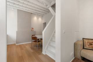 Knus, charmant en helemaal klaar om in te trekken: deze woning heeft het allemaal! Dankzij het EPC B-label geniet je van laag energieverbruik én hoog wooncomfort.<br /><br />Ben je een starter, jong koppel of alleenstaande? Dit is jouw kans op een eigen stek met karakter.<br />En dan is er nog die extra troef: dankzij de vergunde gastenkamer genereert deze woning een heel mooie opbrengst!<br /><br />Deze woning wordt aangeboden met een startprijs. De verkoper behoudt zich het recht voor om elk bod te aanvaarden of te weigeren, of verder te onderhandelen met één of meerdere kandidaten.<br /><br />Twijfel niet te lang, deze parel vindt snel een nieuwe eigenaar!<br /><br />Bezoekmomenten worden ingepland op donderdag 24 en zaterdag 26 september.<br />Contacteer Katrien voor een bezoek: <br />📞 0477 46 53 11 <br />📩 katrien@waeyler.be