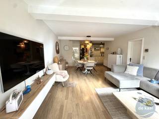 Wonen met het gevoel van een huis, midden in het hart van Nieuwpoort? <br />Dit gelijkvloers appartement combineert het beste van twee werelden: de gezelligheid en ruimte van een woning met het comfort van een appartement. <br /><br />Gelegen pal naast de kerk, geniet je hier van een unieke, centrale ligging op wandelafstand van winkels, horeca en de zee. Binnen word je verwelkomd door een stijlvolle inrichting die meteen een warm huisgevoel creëert. <br />De slimme indeling en de mooie uitbouw zorgen voor extra leefruimte en lichtinval, waardoor het appartement verrassend ruim aanvoelt.<br />Het appartement beschikt bovendien over twee volwaardige slaapkamers en een verzorgde badkamer met douche, ideaal voor permanent wonen als een tweede verblijf. <br /><br />Buiten vind je een gezellige patio én een aangenaam terras - perfect om te ontspannen of gasten te ontvangen. <br /><br />Als kers op de taart beschikt deze eigendom over een inpandige garage, een absolute troef op een toplocatie. <br /><br />Interesse? Dit is jouw kans om uniek te wonen in Nieuwpoort! <br />