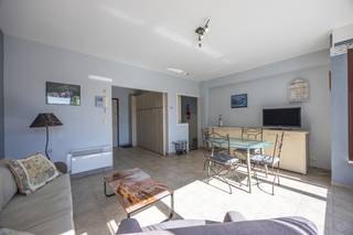 Welkom in deze prachtige <u>lichtrijke</u> studio in residentie Amazone, ideaal gelegen op slechts <strong>50 meter van het strand.</strong><br />Hier woon je niet alleen vlak bij <strong>zee</strong>, maar ook op wandelafstand van openbaar vervoer, winkels, bakker en slager – alles wat je nodig hebt binnen handbereik.<br /><br />De studio geniet van een overvloed aan <strong>natuurlijk licht</strong> dankzij de grote raampartijen, wat zorgt voor een aangename leefruimte.<br />Bovendien wordt de studio volledig <strong>gemeubeld</strong> aangeboden, waardoor je meteen kan <u>intrekken zonder zorgen</u>.<br /><br />Extra troeven zijn de <u>privatieve kelderberging (met elektriciteit)</u> en de gemeenschappelijke fietsenstalling.<br />Tevens beschikt de studio over een conforme elektrische keuring.<br />De studio is instapklaar en zeer goed verzorgd, ideaal als tweede verblijf, vaste bewoning of investering aan de kust.