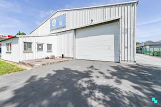 Deze ruime opslagruimte van ca. 300 m² maakt deel uit van een grotere loods van 600 m² en wordt gedeeld met een andere huurder. De unit beschikt...