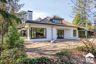 <p>De woning is degelijk gebouwd en is door de huidige eigenaar opgefrist en vernieuwd. Vanuit iedere kamer is er een schitterend zicht op de tuin. Inpandig zwembad aan de masterbedroom, met eigen badkamer, wasplaats en dressing. Parkeren kan in de dubbele garage, daarnaast is er nog voldoende parkeergelegenheid op het perceel zelf.</p>
<p> </p>
<p><strong><u>Enkele troeven:</u></strong></p>
<ul><li>Volledig gelijkvloers te bewonen: 1 slaapkamer en badkamer gelijkvloers</li><li>Schitterend omheind perceel van 2898m² met privébos</li><li>Energiezuinig: EPC label B</li><li>Stroom conform AREI, recent geplaatste zonnepanelen en thuisbatterij</li></ul>
<p><strong>Indeling: zie bijgevoegde plannen</strong></p>