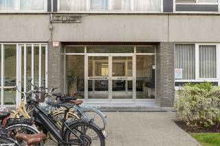 On the fifth floor of a well-maintained building, you’ll find this bright corner apartment of 114 m² featuring three full-sized bedrooms. An...