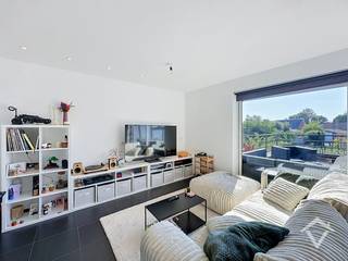 Dit instapklaar appartement is gelegen op de eerste verdieping van deze kleinschalige residentie. Centrale ligging te Koekelare (De Mokker) met alle mogelijkheden van openbaar vervoer en winkels zoals bakkerij/beenhouwerij/apotheek/. <br /><br />Indeling van het appartement: <br />Inkomhal - woonkamer met open keuken - berging - 2 slaapkamers - gastentoilet - badkamer voorzien van lavabomeubel, bad, douche. <br /><br />Het appartement beschikt over een groot zonneterras van 20m². <br /><br />Beschikbaar vanaf 1/01/2027. Huurprijs 675 €/mnd (syndickosten inbegrepen) <br /><br />Wenst u een bezoek ter plaatse? Contacteer ons via www.vastgoedsinnaeve.be