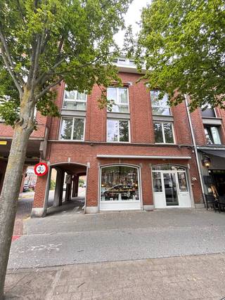 Welkom in het hart van Brasschaat!<br />Op zoek naar een ruim en lichtrijk appartement op een toplocatie? Dan is dit misschien wel uw nieuwe thuis.<br />Gelegen aan de levendige Bredabaan, recht tegenover het Armand Reussensplein waar elke week de gezellige markt plaatsvindt, woont u hier op wandelafstand van alles wat Brasschaat te bieden heeft: winkels, de bibliotheek, de kerk, het park en het openbaar vervoer liggen letterlijk voor de deur.<br />Het appartement op jhet 1ste verdiep werd onlangs volledig opgefrist en is instapklaar. De lichtrijke keuken is uitgerust met de nodige toestellen en sluit mooi aan op de woonkamer, waar u geniet van een aangenaam uitzicht op het plein.<br />Verder zijn er twee volwaardige slaapkamers én een extra kamer die u volledig naar wens kunt inrichten als babykamer, thuiskantoor , dressing of hobbyruimte.<br />De badkamer is voorzien van een ligbad met een nieuw douchescherm, een lavabomeubel, een toilet en een handdoekradiator. De wasmachine en droogkast zijn netjes weggewerkt in een praktische bergkast.<br />Achteraan vindt u een terras over de volledige breedte van het appartement, een heerlijke plek om rustig van een kop koffie of de avondzon te genieten.<br />Ook aan praktisch comfort is gedacht. Fietsen kunnen veilig worden gestald in de gemeenschappelijke garage en bovendien beschikt u over een private kelderberging. Alle nutsvoorzieningen hebben een aparte meter.<br />De maandelijkse gemeenschappelijke kosten bedragen € 70. Gunstig EPC B ! <br />Kom dit appartement zelf ontdekken. Katrin maakt graag tijd voor een bezoek. Mail naar info@wollaertvastgoed.be.