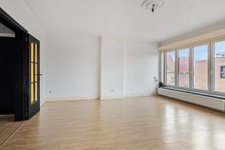 Dit dakappartement is gelegen pal in het centrum van Geel met de Nieuwstraat en de Markt van Geel op wandelafstand. Hierdoor bevinden alle mogelijke faciliteiten zich in de onmiddelijke omgeving. Rondom het appartement zijn er tal van parkeermogelijkheden aanwezig.<br /><br />Beschrijving:<br />De lift brengt ons tot aan het appartement op de derde verdieping. Via de inkomhal met apart gastentoilet komen we in de grote en lichtrijke leefruimte met eetkamer. De achterliggende keuken beschikt over een praktische voorraadberging en geeft uit op het gezellige balkon. Verder werd het appartement voorzien van 3 volwaardige slaapkamers, een badkamer en een dressing/bureelruimte.<br /><br />Extra:<br />- Gunstige EPC-score: B-label<br />- Slaapkamers voorzien van rolluiken<br />- Dakisolatie en recente ramen aanwezig<br /><br />Voor meer info en/of een plaatsbezoek kan u ons contacteren via 014/72.73.74 of info@vastengoed.be<br /><br />Wenst u een gratis schatting van uw eigendom? Contacteer ons voor een afspraak via 014/72.73.74.