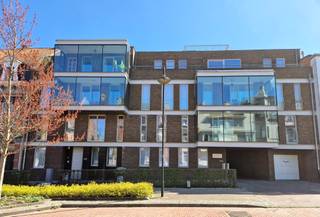 Mooi, ruim appartement met twee slaapkamers, tuin en terras op een topligging in Ronse. Indeling: inkomhal, een lichtrijke leefruimte met...