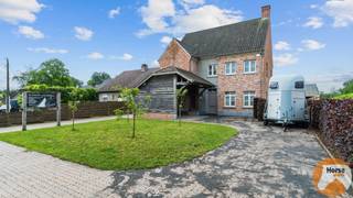 MOL - Landelijke woning met stallen op ca. 1,3 Ha<br /><br />Prachtige en veelzijdige eigendom op een perceel van maar liefst 12.715 m². Deze charmante gezinswoning combineert landelijke authenticiteit met hedendaags wooncomfort en werd afgewerkt met kwalitatieve materialen. De woning straalt warmte en karakter uit, met onder meer een prachtige lemen schouw als absolute eyecatcher. <br /><br />De keuken bestaat uit hoogwaardige houten maatkasten en een stijlvol natuurstenen werkblad. Ze combineert karakter en functionaliteit dankzij de vele opbergmogelijkheden, het royale werkoppervlak en de gezellige ontbijthoek. De grote raampartijen en de sfeervolle erker met dubbele deur, vliegenramen en screens zorgen voor een overvloed aan natuurlijk licht en een directe connectie met tuin en terras. <br /><br />De ruime badkamer werd stijlvol ingericht met kwalitatieve materialen en straalt rust en comfort uit. Het houten badkamermeubel met dubbele wastafel zorgt voor een warme, landelijke toets, terwijl de praktische indeling en het natuurlijke licht bijdragen aan een aangename dagelijkse beleving. <br /><br />De lichtrijke leefruimtes en de slaapkamers met ingemaakte kasten en geïntegreerde bureau versterken het comfortabele en praktische karakter van deze woning. Ook naar mogelijkheden toe heeft deze eigendom heel wat te bieden. Zowel de zolderruimte als de achterbouw bieden uitbreidingsmogelijkheden. <br />Het bijgebouw beschikt over basisvoorzieningen zoals een douche, toilet, keukentje, kachel en ingemaakte kasten. <br /><br />Voor paardenliefhebbers is dit een absolute droomlocatie. De eigendom ligt nabij talrijke ruiterroutes en beschikt over 6 paardenstallen, een ruime opslagplaats en een met palen en leggers omheinde weide. Het perceel loopt achteraan door tot aan de Nete, waardoor u in alle rust kan genieten. <br /><br />Verder beschikt de eigendom over een garage en een stijlvolle eiken carport. <br /><br />Ook energetisch zijn er interessante troeven aanwezig dankzij de zonnepanelen, inclusief lopende groenestroomcertificaten. <br /><br /><span><strong><span>Enkele kenmerken:</span> </strong></span><br /><br />- afgewerkte woning met mooie materialen <br />- zonnepanelen - Perceel van 12.715 m² <br />- 6 paardenstallen en opslagruimte <br />- Vlakbij tal van routerroutes <br />- Zonnepanelen met groenestroomcertificaten <br /><br />Wens je een bezoek in te plannen? Neem dan zeker contact op via 053/60.65.66.