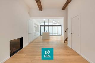 Achter deze discrete gevel in het hart van Brugge schuilt een uitzonderlijk verfijnd gerenoveerde woning, waar tijdloze architectuur en...