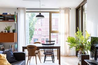 <p>Dit moderne appartement in Highway Residence werd in oktober 2023 opgeleverd en is sindsdien bewoond door de eerste eigenaar. Omdat het vandaag als bestaande woning wordt verkocht, betaalt u geen 21% btw, maar registratierechten. Het tarief van 2% is mogelijk indien u aan de wettelijke voorwaarden voldoet.<br /><br />Highway Residence is een moderne residentie met een harmonieuze combinatie van baksteenarchitectuur en bronskleurig schrijnwerk. U woont er rustig en groen, met winkels en scholen vlakbij. Dankzij de vlotte aansluiting op de R4 en E17 bent u snel onderweg. Ook het openbaar vervoer is gemakkelijk bereikbaar.<br /><br />Het appartement ligt op de eerste verdieping en is stijlvol afgewerkt met parket en vloerverwarming. Via de inkomhal met plaats voor een vestiairekast komt u in de ruime, lichtrijke leefruimte met open keuken en toegang tot het terras. Verder zijn er een praktische berging met aansluitingen voor wasmachine en droogkast, een moderne badkamer, een lichtrijke slaapkamer met toegang tot het terras en een apart toilet met wastafel.<br /><br />Met EPC-label A is dit een energiezuinige woning, onder andere dankzij de lucht-waterwarmtepomp, zonnepanelen en individuele ventilatie (systeem D). De residentie beschikt bovendien over een regenwaterput.<br /><br />De bewoners genieten van een aangelegde gemeenschappelijke tuin, polyvalente ruimte en afgesloten fietsenberging met groendak.</p>