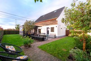 Kom deze totaal gerenoveerde woning met loods (extra hoge poort) ontdekken.<br /><br />Deze woning werd doorheen de voorbije jaren totaal gerenoveerd met o.a.: nieuwe leidingen (sanitair, verwarming, elektriciteit), vloeren, keuken, badkamer, parket, arduinvloeren, maatkasten, smeedwerk,…<br /><br />Indeling: <br />Gelijkvloers: inkom/bureau met maatwerk kasten, leefruimte met zithoek, eetplaats, maatwerk koffiehoek en open keuken (Smeg fornuis, arduin werkblad, ..). Verder vinden we een wasplaats, toilet, toegang tot de kelder en vaste trap naar de eerste verdieping. <br />Eerste verdieping: nachthal, badkamer (ligbad, douche, dubbel lavabomeubel en toilet), 3 ruime slaapkamers (18, 16 en 16m²) en vaste trap naar tweede verdieping. <br />Tweede verdieping: 2 slaapkamers (18 en 12m²).<br /><br />Bijgebouw: ca 125m² gelijkvloers + 45m² op verdieping.<br /><br />Buiten: parkeerplaats voor 4 wagens, voor- zij- en achtertuin, paden in kleiklinkers en arduin terras + open zicht over de achterliggende velden. <br /><br />Technisch: er is 3 fasige elektriciteit aanwezig, laadpaal elektrische wagen, <br /><br />Van deze smaakvol gerenoveerde woning met loods uw nieuwe thuis maken? <br /><br />Contacteer Bonne Vastgoed 7 op 7 via 0468/104040 of info@bonnevastgoed.be voor meer info of bezoek.