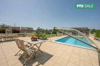 Bent u op zoek naar een exclusieve eigendom te koop die comfort en ruimte perfect combineert? Deze charmante en perfect onderhouden villa op...