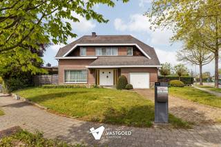 <p><span>Statige woning met renovatiemogelijkheden (196m²) met 4 slaapkamers en knusse tuin van 6a13 te Tessenderlo centrum.</span></p><p><span> </span></p><p><span>Belangrijkste troeven: </span></p><p><span>- Gelegen op wandelafstand van Tessenderlo centrum</span></p><p><span>- 4 slaapkamers</span></p><p><span>- 196m² bewoonbare oppervlakte </span></p><p><span>- Zolder kan nog omgebouwd worden tot 2 extra slaapkamers</span></p><p><span>- Gezellige tuin van 6a13 </span></p><p><span>- Droge kelder + kruipkelder (makkelijk om leidingen te leggen)</span></p><p><span>- Inpandige garage</span></p><p><span> </span></p><p><span>Bekijk zeker ook de grondplannen met de afmetingen. Zo krijgt u van thuis uit al een perfect beeld van wat deze woning te bieden heeft!</span></p><p><span> </span></p><p><span>Wenst u meer info of een vrijblijvende bezichtiging, contacteer dan ons kantoor op het nummer 011 85 15 15 en wij helpen u graag verder.</span></p>