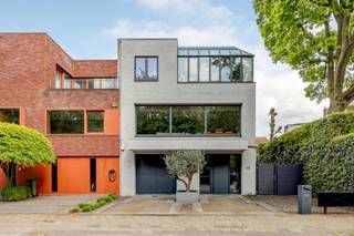 Deze instapklare halfopen bebouwing, gelegen op een perceel van 300 m² aan de rand van het Nachtgalenpark, combineert grote volumes met...