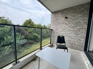 Dit appartement (B1.2) is gelegen op de 1ste verdieping in de Residentie Brouwershof te Westrozebeke (Staden) en bestaat uit: inkomhal - toilet - badkamer - leefruimte - keuken - berging - 2 slaapkamers - terras - garagebox (GB1.06)<br /><br />Troeven van dit appartement: <br />- EPC-label A<br />- bewoonbare oppervlakte van 83 m²<br />- terras van 15,56 m²<br />- momenteel is het appartement met garagebox verhuurd aan 705 €/mnd<br /><br />Verkoop onder het stelsel van 21% BTW.