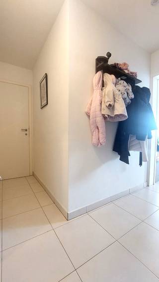 <br /><br />Ontdek dit mooi en ruim duplex appartement, ideaal gelegen in het hart van Bredene Duinen,<br />op wandelafstand van het strand, de tramhalte, winkels en het gezellige marktplein.<br /><br />Een perfecte combinatie van comfort, ruimte en ligging!<br /><br />Gelegen op de 3de en 4de verdieping van een verzorgd gebouw met lift.<br /><br />Bewoonbare oppervlakte van 85 m², aangevuld met een aangenaam zonneterras.<br /><br />Indeling:<br />Inkomhal met gastentoilet en de trap naar de bovenste verdieping.<br />Een sfeervolle  woonkamer met veel lichtinval en directe toegang tot het terras.<br />De open, volledig ingerichte keuken in landelijke stijl is uitgerust met alle toestellen.<br />Een berging  met wasmachine aansluiting.<br /><br />Op de bovenverdieping een ruime nachthal - ideale plaats voor een extra bureau.<br />Een tweede apart toilet, twee volwaardige slaapkamers en een comfortabele badkamer met ligbad/douchecombinatie en dubbel lavabomeubel.<br /><br />Extra troeven zijn de twee privatieve bergingen (één op het gelijkvloers en één bij het appartement)<br />en een gemeenschappelijke fietsenberging.<br /><br />EPC waarde 258 = Label C<br />Blanco keuring elektrische installatie en geen asbest <br /><br />Op heden verhuurd aan €900 per maand aan een betrouwbare huurder,<br />wat dit pand ook bijzonder interessant maakt als investering. Eveneens perfect als toekomstige eigen woonst!<br /><br />Vraagprijs: €269.000 <br /><br />Interesse? Plan vandaag nog uw bezoek en ontdek zelf de troeven van dit prachtige appartement!<br /><br /><br /><br /> 