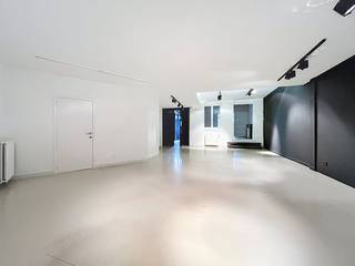 Dit handelsgelijkvloers van ±140 m² met een droge kelder van ±35 m² bevindt zich in een geklasseerd gebouw in het historische centrum en biedt...
