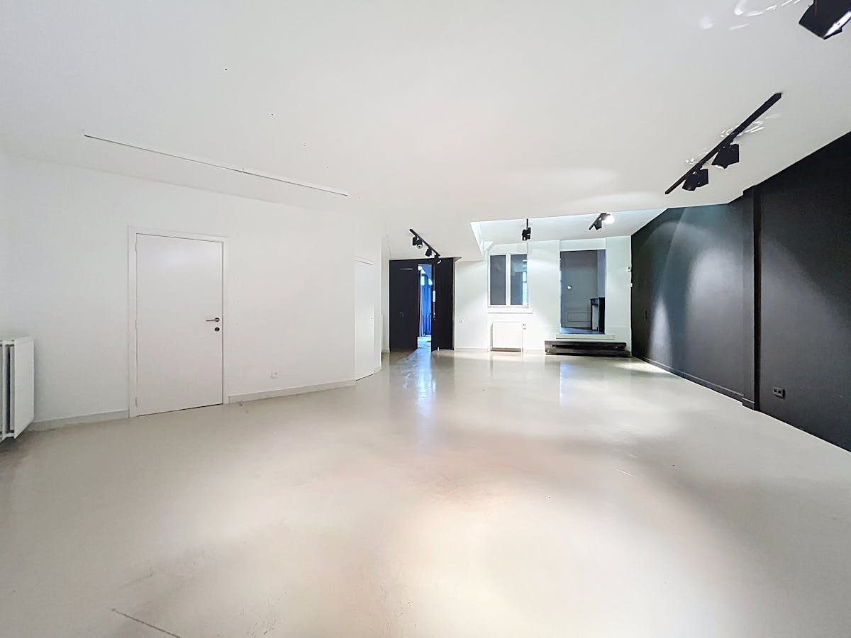 Sainte-Catherine | Commerce/bureau – 140 m² + cave 35 m² - photo 4