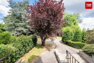 <p>Deze vernieuwde woning met 4 slaapkamers is gelegen op een stuk grond van 622m², met een prachtig zicht op groen. Ideaal dus voor natuurliefhebbers die op zoek zijn naar een grote groene buitenruimte. <br /><br />Met zijn ligging tussen Wondelgem en Evergem, geniet u van de nabijheid van tal van winkels en scholen. Op vlak van bereikbaarheid is er een vlotte verbinding via tram 1, de bus en de R4.<br /><br />De indeling:<br />via de inkomhal kom je in een leef en eetruimte, achteraan, uitkijkend op de magnifieke tuin is een keuken en toegang tot de kelder.<br />Op het eerste verdiep zijn er twee middelgrote kamers, en een ruime badkamer met ligbad waar u ook van het mooie zicht kan genieten.<br />Op het tweede verdiep zijn nog twee kamers die eventueel opnieuw samengevoegd kunnen worden tot 1 ruimere kamer.<br /><br />Contacteer Top vastgoed voor een bezichtiging op 0475 700 700.</p>