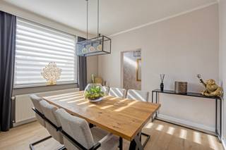 [[ DIT PAND NEEMT DEEL AAN DE ERA OPEN HUIZEN DAG OP 13/6 VAN 11:00 TOT 12:00 ]] 
<p><span>Deze instapklare woning combineert karakter met hedendaags comfort en een tijdloze inrichting. Dankzij de centrale ligging zijn winkels, scholen en het openbaar vervoer op wandelafstand, wat het dagelijks leven bijzonder praktisch maakt. De woning beschikt over een knappe tuin met pergola waar u heerlijk kunt ontspannen. De garage zorgt dan weer voor extra opbergruimte.</span></p><p><br /></p><p><span>Belangrijkste ruimtes:</span></p><p><span>• Woonkamer met gezellige sfeer, pellet kachel en natuurlijke lichtinval</span></p><p><span>• Keuken met dubbele spoelbak, vaatwasser, dampkap, microgolfoven, koelkast en oven</span></p><p><span>• 3 slaapkamers</span></p><p><span>• Badkamer met ligbad, toilet en wastafel in meubel</span></p><p><span>• Garage voor extra opslag of wagen</span></p><p><span>• Kelder voor bijkomende bergruimte</span></p><p><br /></p><p><span>Troeven:</span></p><p><span>• Instapklaar – meteen genieten zonder grote renovaties</span></p><p><span>• Nabij alle voorzieningen – winkels, scholen en openbaar vervoer</span></p><p><span>• Knappe tuin met pergola – ideaal voor buitenleven</span></p><p><br /></p><p><span>Neem vandaag nog contact op met uw ERA-makelaar voor een bezoek.</span></p><p><br /></p><p><span>JOUW DROOMHUIS. ZO GEVONDEN!</span></p>
