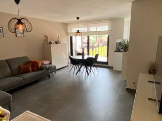 <p><span>ENERGIEZUINIG, RECENT EN KWALITATIEF APPARTEMENT MET 2 SLAAPKAMERS, ZUID-GEORIËNTEERD TERRAS, AUTOSTAANPLAATS EN KELDER</span></p><p><span>1ste verdieping met lift - centrale ligging nabij centrum en station Ruisbroek met vlotte bereikbaarheid via A12, N16 en N17</span></p><p><span> </span></p><p><span>Inkom met vestiaire / wc met handwas / living met eetplaats en super-ingerichte open keuken (totale opp.: 33m²) met toegang tot zuid-georiënteerd terras (2,5 x 2m) / berging met wasplaats / 2 slaapkamers (3,7 x 2,8m; 3,7 x 2,8m) / badkamer met wastafel en ligbad met douchemogelijkheid.</span></p><p><span> </span></p><p><span>Ondergrondse autostaanplaats / individuele kelderberging / gemeenschappelijke fietsenberging.</span></p><p><span> </span></p><p><span>Appartement beschikt over 2 zonnepanelen.</span></p><p><span> </span></p><p><span>Lasten: € 90 / maand.</span></p><p><span> </span></p><p><span>Appartement is bewoonbaar door maximaal 3 personen.</span></p><p><span> </span></p><p><span> </span></p>