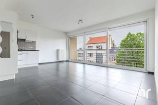 Energiezuinig éénslaapkamerappartement met zonneterras Op het vierde verdiep van een rustige residentie langs de Torhoutsesteenweg vinden we dit...