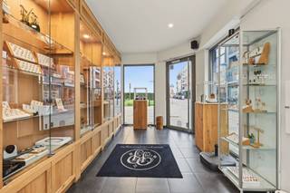 Op de Patersstraat 73 in Turnhout bevindt zich deze veelzijdige commerciële eigendom op een toplocatie, op wandelafstand van winkels en het stadscentrum. Met een oppervlakte van ca. 130 m² biedt het pand tal van mogelijkheden voor ondernemers die bereikbaarheid en een centrale ligging belangrijk vinden.<br /><br />Op het gelijkvloers omvat het pand een inkomhal, een commerciële ruimte, een aparte bureauruimte, een praktische werkruimte en een keuken. Verder zijn er een doucheruimte, een toilet en meerdere bergingen, waarvan één met de cv-ketel. Via de Korte Begijnenstraat is er eveneens toegang tot een gemeenschappelijke inkomhal. Daarnaast beschikt het pand over een aparte berging en een private autostaanplaats, wat zorgt voor extra praktisch comfort.<br /><br />Met een EPC-label B beschikt deze eigendom over een gunstige energieprestatie en valt het niet onder renovatieverplichting.<br /><br />Troeven:<br /><br />- Topligging nabij winkels en het centrum van Turnhout<br />- Commerciële ruimte met aparte bureauruimte en werkruimte<br />- EPC-label B<br />- Private autostaanplaats & berging<br />- Instapklaar