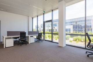 Fenomenaal gelegen kantoorruimte van 51 m² (8 werkplaatsen) te huur, langs én met visibiliteit van de E40 te Aalst. De high-end kantoren zijn...