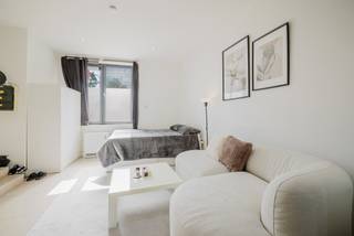 <strong>Wonen op een locatie die zelden op de markt komt!</strong><br /><br /><strong>LIGGING</strong><br /><br />Deze studio blinkt vooral uit door iets wat onmogelijk te creëren is, namelijk een uitzonderlijke ligging.<br />Gelegen aan de Leie, midden in het historische centrum van Gent, woont u hier op één van de meest gegeerde locaties van de stad. <br />Een plek waar geschiedenis, cultuur, gastronomie en stadsleven naadloos samenvloeien.<br /><br />Vanuit deze kleinschalige residentie wandelt u in enkele minuten naar de Vrijdagsmarkt, het Patershol, Sint-Jacobs en het Baudelopark.<br />Hier geniet u dagelijks van de unieke sfeer die Gent internationaal zo geliefd maakt.<br />Gezellige terrasjes, restaurants, trendy boetieks, universiteiten, culturele evenementen en historische monumenten bevinden zich letterlijk om de hoek.<br />Tegelijk zorgen de uitstekende verbindingen met het openbaar vervoer ervoor dat de rest van de stad en daarbuiten moeiteloos bereikbaar blijft.<br /><strong>MOBISCORE: 9,3/10! </strong><br /><br /><strong>INDELING</strong><br /><br />Binnenin beschikt de studio over een aangename open leefruimte met geïntegreerde keuken, waardoor een gezellige en praktische woonomgeving ontstaat.<br />Daarnaast is er een badkamer voorzien van douche, wastafel en toilet.<br />De efficiënte indeling zorgt ervoor dat elke vierkante meter optimaal benut wordt.<br /><br />Momenteel is de studio verhuurd tot eind augustus 2026, wat het niet alleen aantrekkelijk maakt voor eigen bewoning maar ook voor investeerders.<br /><br /><strong>Deze eigendom biedt een zeldzame combinatie van ligging, bereikbaarheid en toekomstwaarde.</strong><br /><br />Contacteer Kevin: <strong>0476 66 55 50</strong><br />(Sommige beelden zijn referentiebeelden)