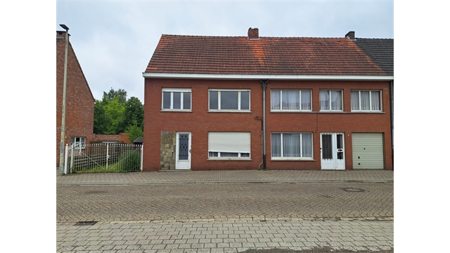 Een ruime woning met tuin en 5 garages in het centrum van Oostmalle - foto 1