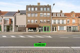 Ontdek dit uitzonderlijk pand, strategisch gelegen langs de Gistelse Steenweg. Dankzij de directe aansluiting op belangrijke invalswegen zoals...