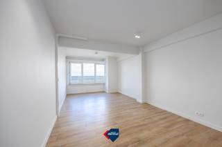 Deze prachtig gerenoveerde studio op de derde verdieping, bereikbaar met lift, biedt een aangenaam zee­zicht en een overvloed aan natuurlijke lichtinval. De indeling is praktisch en comfortabel, met een aparte badkamer die zorgt voor extra privacy en gebruiksgemak. Dankzij de recente renovatie is de studio instapklaar en perfect geschikt als tweede verblijf aan zee, een rendabele investering of voor eigen vaste bewoning. Een unieke kans voor wie op zoek is naar een lichtrijke en verzorgde studio op een topligging.<br /> 