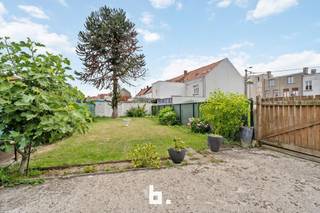 Deze op te frissen woning bevindt zich op wandelafstand van het centrum van Kortrijk. Het pand beschikt bovendien over een...