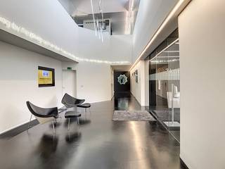 Ingericht, gemeubeld kantoor te huur van ca. 26,98m² op centrale ligging in bedrijvencentrum 3koningen te Torhout.Er is veel lichtinval, alle voorzieningen zoals netwerk, airco, .. zijn aanwezig.Het privatieve kantoor maakt deel uit van bedrijvencentrum '3koningen' waarin het onthaal, de inkomhal, vergaderzaal, keuken, gangen, netwerk, internet, printer, .... ten dienste staan van het volledige gebouw.Ruime parking voor en naast kantoorgebouw.De artistieke uitstraling van het gebouw wordt ook binnenin doorgetrokken door de aanwezigheid van kunst, glazen wanden, vernieuwende verlichting, ...Gelegen op minder dan 1 minuut van de verbindingsweg Roeselare-Brugge, en nabij op-en afrit E403 (Torhout).In de vermelde prijs zijn volgende zaken reeds inbegrepen: onroerende voorheffing, verzekering, gebruik gemeenschappelijke faciliteiten zoals netwerk, vergaderzaal, inkomhal, keuken, ...Aarzel zeker niet om contact op te nemen indien dit bedrijfsvastgoed bestaande uit een kantoor te huur nabij de E403 in Torhout u kan interesseren.