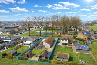 Alleenstaande woning op een prachtig perceel van maar liefst 847 m² met een optimale zuidwest oriëntatie. Op het perceel zijn er 2 garages (waarvan 1 inpandig) en heel wat parkeergelegenheid voor en naast het huis. De tuin is groot, zonnig en beschikt over de nodige privacy. Achteraan kunt u genieten van mooie zichten op de achterliggende velden.<br />Als kers op de taart een vergund zwembad in de tuin (op heden niet in gebruik).<br /><br />Deze laagbouw villa is voorzien van 4 slaapkamers en bevindt zich op een rustige locatie, met aan de overzijde een mooi speelplein. Kortom: een absoluut topaanbod voor gezinnen met kinderen!<br /><br />Indeling: inkomhal aan de zijkant van het huis met rechtstreekse verbinding naar de eerste garage, een aangename leefruimte met een volledig ingerichte open keuken, een veranda met toegang tot de tuin. Verder nog een ruime badkamer en 4 volwaardige slaapkamers (waarvan 1 met dressing). Grote buitenruimte met veel plaats en veel potentieel.<br /><br />Geschikt voor jong en oud aangezien alles zich op het gelijkvloers niveau bevindt.<br />Altijd al gedroomd van een alleenstaande bungalow op een rustige locatie? Dit is uw kans.<br /><br />Bezoeken of meer informatie?<br />Contacteer Sacha Vanrafelghem op GSM 0487/43.79.10.