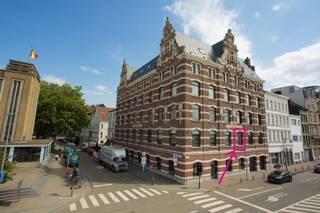Welkom in het hart van Antwerpen! Deze toffe studio combineert hedendaagse afwerking met historische charme. Ze is ondergebracht in een voormalig pakhuis in neo-Vlaamserenaissance-stijl uit 1899 – een statig gebouw dat geschiedenis ademt.<br /><br />Binnenin werd de studio recent volledig gerenoveerd met oog voor detail en comfort. Dankzij het hoge plafond geniet je niet alleen van een aangenaam ruimtelijk gevoel, maar heb je ook de mogelijkheid om een hoogslaper te plaatsen – ideaal om de leefruimte maximaal te benutten. Vanuit de leefruimte kijk je uit op de Schelde – een uitzicht dat elke ochtend en avond een tikkeltje magisch maakt.<br /><br />De ligging? Onklopbaar. Op enkele stappen wandel je naar de zonsondergang aan de kaaien, de shops op de Meir, of een gezellige aperitief op de Groenplaats. En met de voetgangerstunnel vlak voor de deur sta je zó op Linkeroever.<br /><br />Of je nu op zoek bent naar je eerste thuis, een slimme investering of een stijlvol pied-à-terre in het centrum van de stad: deze studio verovert meteen je hart.<br /><br /><strong>Indeling</strong><br />Hal (6 m²) met ingebouwde kast.<br />Leefruimte (29 m²) met keuken.<br />Douchekamer (5 m²) met lavabo en douche.<br /><br /><strong>Extra</strong><br />Elektrische installatie: AREI-conform.<br />EPC: B.<br />Raam: dubbelglas.<br />De maandelijkse kosten bedragen 250euro per maand. Dit is inclusief waterverbruik, verwarming, onderhoud lift, syndicus, elektriciteit in de gang.<br /><br />(woongebied, vergunning, geen verkavelingsvergunning, voorkooprecht, geen rechterlijke herstelmaatregel)<br /><br /><br /> 