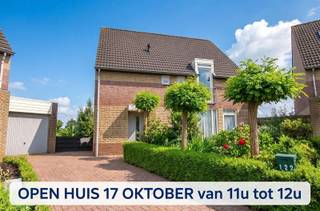 OPEN HUIS ZATERDAG 17 OKTOBER van 11u tot 12u ! Deze ideale gezinswoning is gelegen in een mooi woonerf vlakbij de Nederlandse grens, en met achteraan zicht op weilanden. De woning ligt achteraan in de straat, voor extra privacy. Mits wat opfriswerken (keuken vervangen, schilderwerken) kan dit jouw knusse nieuwe thuis worden. De woonkamer en de keuken genieten van natuurlijke lichtinval en bieden uitzicht op de achterliggende weilanden. Er zijn 4 slaapkamers in totaal, als je dat will: 1 grote en 2 éénpersoonskamers op de eerste verdieping. Op de tweede verdieping: grote (polyvalente) kamer: deze kan ingericht worden als vierde slaapkamer, als een soort kangoeroewoonst, hobbyruimte, .............aansluiting wasmachine en cv-installatie bevinden zich hier ook. Buiten is er de tuin, de garage en een berghok achter de garage. Extra parkeergelegenheid is er op de oprit en op het woonerf. Op 5 minuten elektrisch fietsen ben je in het bruisende 'Baol' (Baarle-Hertog ;)), met gezellige restaurantjes, supermarkten Jumbo, A. Heyn... Okay supermarkt is op een paar autominuten (Weelde) en met een kwartier autorijden ben je in Turnhout. Met de fiets is dit ook gemakkelijk te doen, gezellig langs het Bels lijntje. Natuur is ook vlakbij: bossen, wandelroutes, natuurgebieden (het prachtige Vennegebied).... De kleuter- en basisschool, bushalte Turnhout - Baarle zijn vlakbij. Gunstig EPC (bijna B) en elektriciteit conform. Niet gelegen in een overstromingsgebied. P-score: D-G-score: C. Maak snel jouw afspraak!