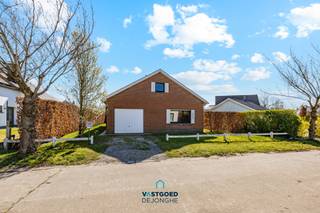 Op wandelafstand van het centrum van De Pinte treffen we deze ruime, te renoveren bungalow aan in een autoluwe straat.

Het huis heeft de volgende indeling: inkomhal met gastentoilet en vestiaire, lichtrijke leefruimte met aanpalend de keuken, 3 slaapkamers, badkamer met ligbad, dubbele lavabo en toilet. Verder beschikt de woning over een ruime garage, en een zeer grote zolderruimte die mits aanpassingen ook kan geïntegreerd worden in de woning. Buiten is er een ruime tuin met goede oriëntatie.

Troeven: rustige ligging in het centrum, goede oriëntatie, perfecte indeling, ...

Renovatieverplichting: neen.

Meer informatie of een bezoek: evy@vastgoeddejonghe.be, alle dossierstukken en virtual tour kan u terugvinden op onze website www.vastgoeddejonghe.be