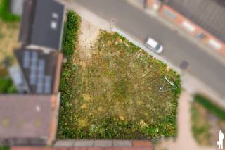 Op zoek naar een bouwgrond waar de eerste belangrijke stappen al gezet zijn? Deze bouwgrond van 220 m², gelegen in de Evangeliestraat, wordt aangeboden met een reeds afgeleverde omgevingsvergunning voor het bouwen van een halfopen eengezinswoning met carport. De vergunning voorziet een woning met maximaal 10 meter bouwdiepte, een hellend dak en een carport in de zijdelingse bouwvrije strook.<br /><br />Dankzij de bestaande vergunning en de reeds opgemaakte plannen ligt er een duidelijke basis klaar om het bouwproject verder te realiseren. Een interessante opportuniteit voor wie een eigen woning wil bouwen zonder het volledige vergunningstraject nog vanaf nul te moeten doorlopen.<br /><br />Troeven:<br />- Bouwgrond van 220 m²<br />- Bestemd voor een halfopen eengezinswoning<br />- Omgevingsvergunning reeds afgeleverd<br />- Architecturale plannen reeds opgemaakt<br />- Carport voorzien<br />- Mogelijkheid tot terras en aangename tuinzone<br />- Duidelijk vergund bouwconcept<br /><br />Graag meer informatie over de plannen, vergunning of stedenbouwkundige mogelijkheden? Contacteer De Boer & Partners Waasland via waasland@deboerenpartners.be of bel naar 03 377 55 00