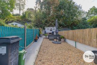 <br /><br />GERAARDSBERGEN - Op zoek naar een gezellige starterswoning op een uitstekende ligging in Geraardsbergen? Deze woning combineert een praktische indeling met een aangename buitenruimte en biedt bovendien heel wat mogelijkheden om verder naar eigen smaak in te richten.<br /><br />De woning is gunstig gelegen nabij het centrum van Geraardsbergen, met winkels, scholen, openbaar vervoer en andere dagelijkse voorzieningen op korte afstand. Een ideale ligging voor wie graag alles vlot binnen handbereik heeft.<br /><br />Bij het binnenkomen komen we in de inkomhal. Op het gelijkvloers bevindt zich een bureau of polyvalente ruimte, die eveneens kan worden ingericht als extra slaapkamer.<br />Verder vinden we een gezellige leefruimte, een keuken, badkamer met douche, apart toilet en een praktische wasplaats.<br />Op de eerste verdieping bevindt zich de nachthal met twee slaapkamers.<br />De woning beschikt bovendien over een zolderverdieping die bereikbaar is via een vaste trap. Deze ruimte biedt mogelijkheden en kan mits de nodige inrichting dienstdoen als extra slaapkamer, hobbyruimte, bureau of polyvalente kamer.<br />Achteraan beschikt de woning over een leuk stadstuintje met terras, een aangename plek om te genieten van een rustig moment buiten, gezellig te tafelen of vrienden en familie te ontvangen.<br /><br />Een ideale eerste woning voor starters, een jong gezin of wie op zoek is naar een woning met mogelijkheden en een gezellige buitenruimte. Zeker een bezoek waard!<br /><br />info of bezoek 053/60.65.60<br /><br />De vermelde prijs is een richtprijs. Na ontvangst van de biedingen zal de verkoper beslissen of hij/zij de eigendom verkoopt aan het beste bod. De richtprijs is aldus niet bindend voor de verkoper. Voor meer info kunt u ons contacteren of het reglement raadplegen op onze website.