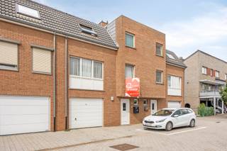 Deze gezinswoning met 3 slaapkamers is gunstig gelegen in de Klonkaartstraat in Tessenderlo-Hulst. Alle dagelijkse voorzieningen, zoals winkels, horeca, scholen en openbaar vervoer, bevinden zich in de nabije omgeving. Dankzij de ligging nabij de E313 zijn zowel de woning als omliggende gemeenten vlot bereikbaar.<br /><br />Indeling:<br />We betreden de woning via de ruime inkomhal. Deze biedt toegang tot een praktische berging en de ruime inpandige garage, waar plaats is voor twee wagens. Aansluitend aan de garage bevindt zich de wasplaats. Via de garage is eveneens de gezellige tuin bereikbaar.<br /><br />Op de eerste verdieping bevinden zich een apart gastentoilet en de ruime woonkamer met open keuken. Vanuit de woonkamer is het aangename terras bereikbaar.<br /><br />De tweede verdieping omvat drie slaapkamers, een apart toilet en een badkamer, uitgerust met een ligbad en wastafel. Via een valtrap in de nachthal is de praktische opslagzolder bereikbaar.<br /><br />Extra troeven:<br />- EPC-label B<br />- Ruime inpandige garage<br />- Gunstige ligging<br /><br />Voor meer info of een bezoek contacteer ons via info@vastengoed.be of via 014/72 73 74.<br /><br />Wenst u een gratis schatting van uw eigendom? Contacteer ons via 014/72 73 74.